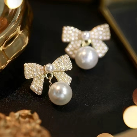Brand new Faux Pearl Bowknit Eleganet Stud Earrings - Picture 4 of 6